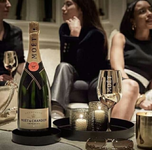 Шампанское пил. Chandon moët на столе. Moet Chandon event. Шампанское для фотосессии. Женское шампанское.