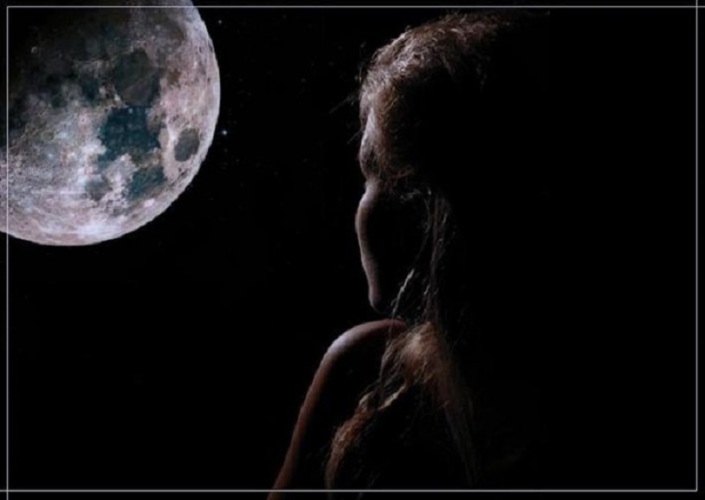 Луна грустный текст. Луна плачет на небе. Полная Луна одиночестве. Грусть перед луной. Грусть перед луной девушка.