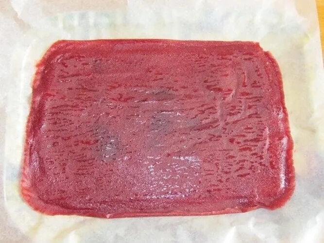 Пастила из яблочного пюре. Пастила сливовая. Из яблочного пюре пастила в духовке. Пастила из пюре в духовке. Детская пастила рецепт.