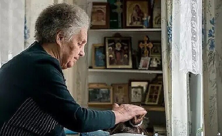 Целительница человек. Бабушки знахарки целители. Целительницы которые лечат. Гадалка. Бабушка целительница.