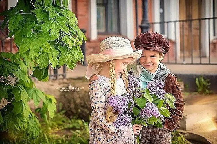 Вспоминаем мы тот волшебный час когда родители. Дверь в детство. Фото малышей с сиренью идеи. Пахнет черемухой улица ветер с сиренью целуется Локоны. Дверь в детство картинки.