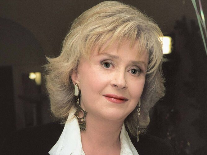 Полицей әйелдің минет жасап жатқанын қараңыз