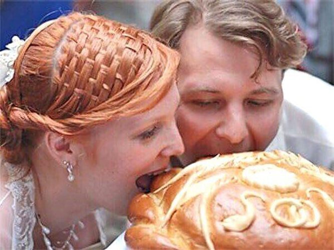 Встреча молодоженов хлебом солью. Встреча родителей с караваем на свадьбе. Каравай на свадьбе традиции. Откусывание каравая на свадьбе. Встреча молодоженов с караваем.