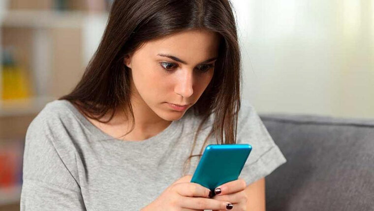 женщина с телефоном читает отзывы о тестах