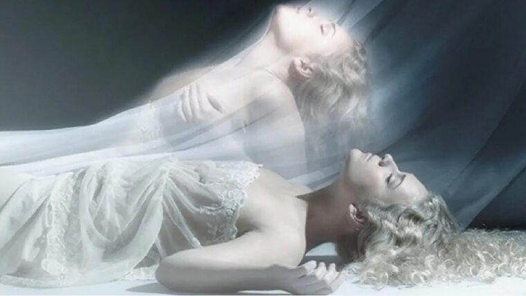 человек лежит на кровати а его дух отделяется