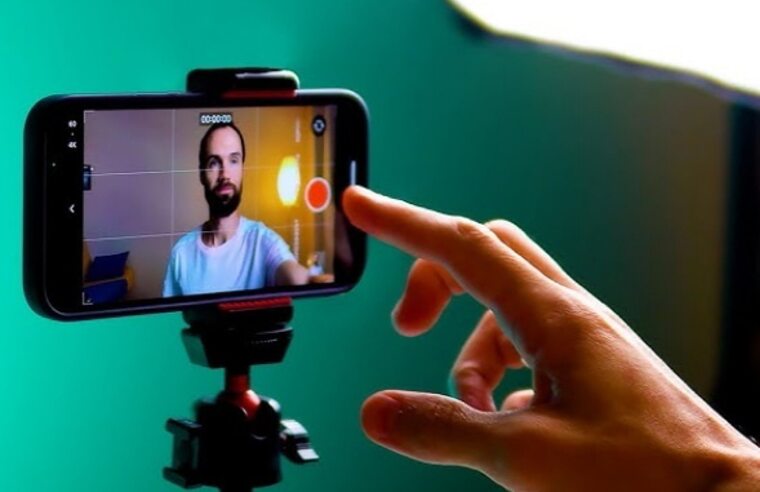 человек снимает видео на камеру в квартире