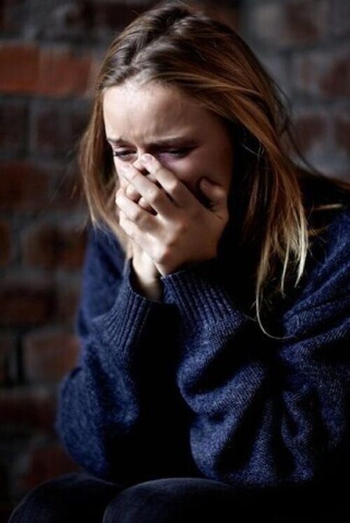 женщина плачет, эмоциональная сцена