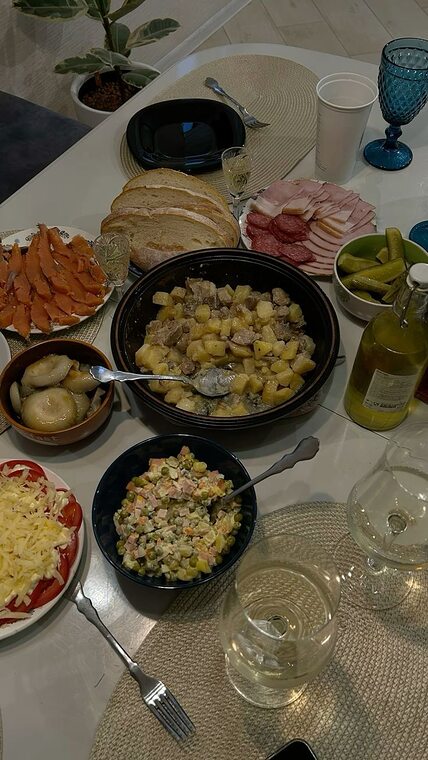 яркое утреннее застолье с разными блюдами